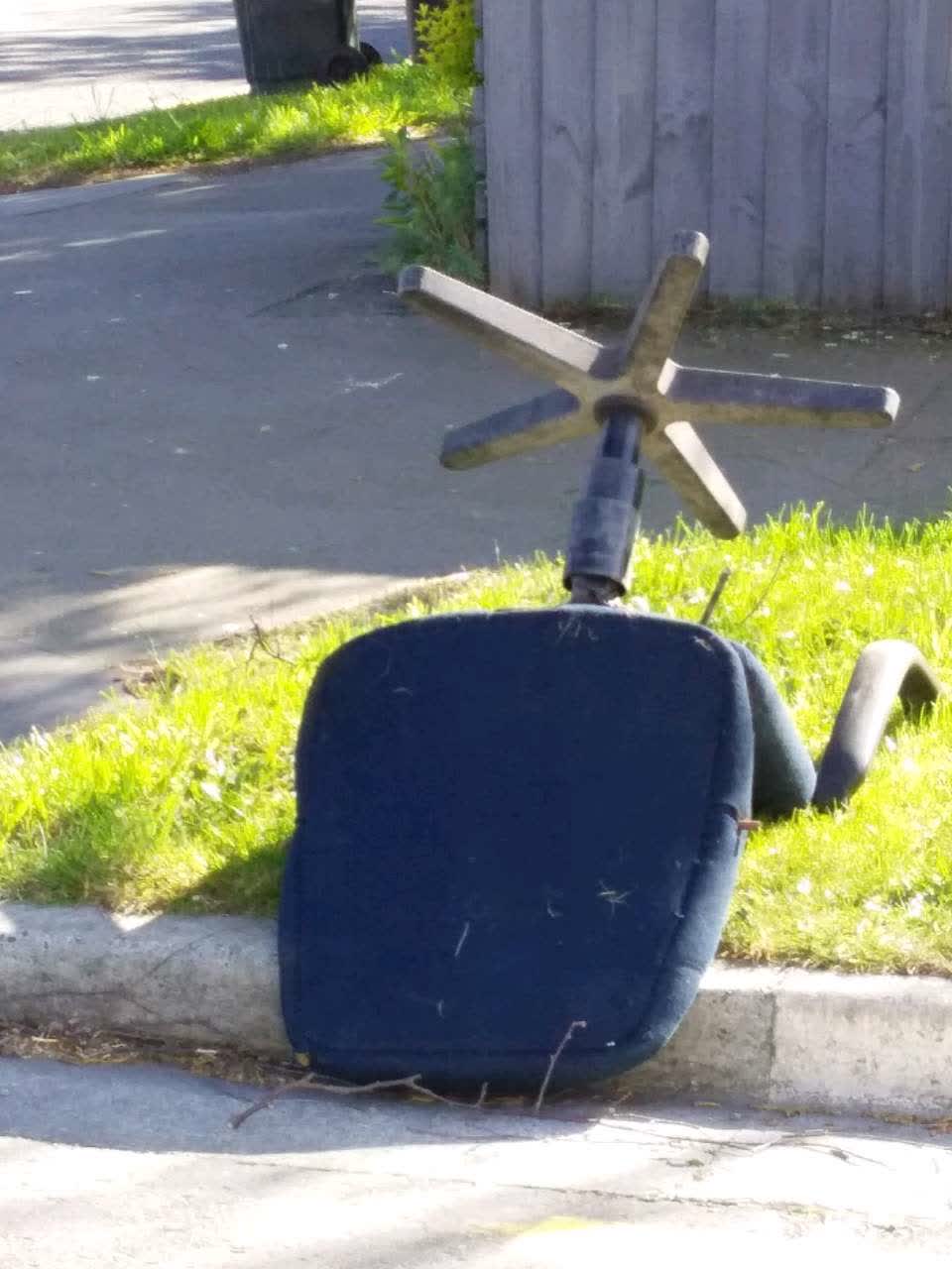 The photograph attached to this dumped rubbish report