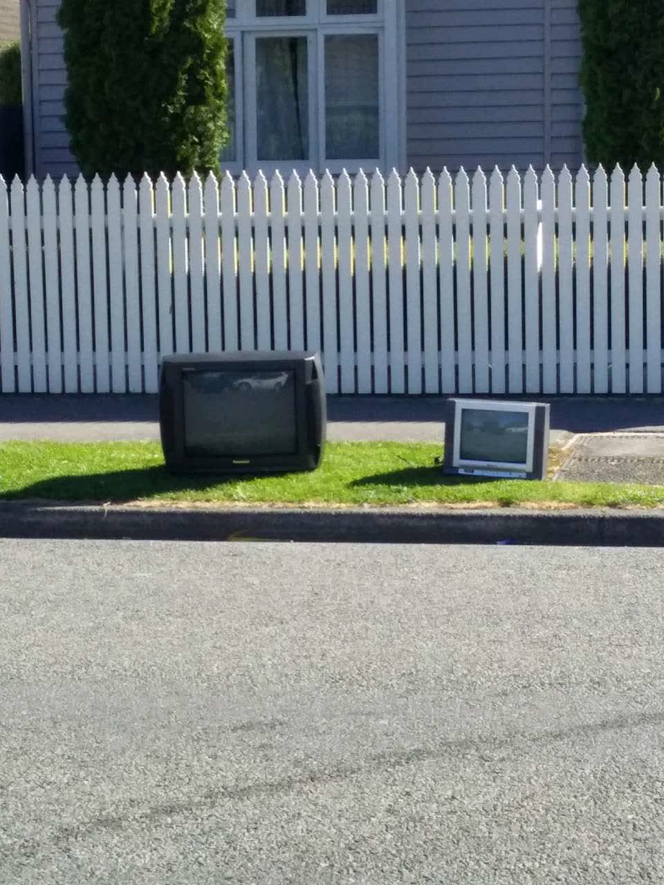 The photograph attached to this dumped rubbish report