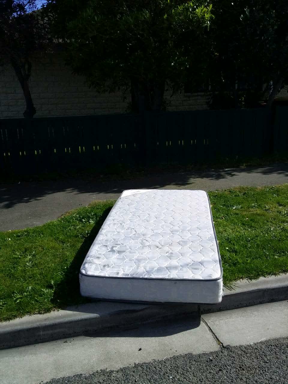 The photograph attached to this dumped rubbish report