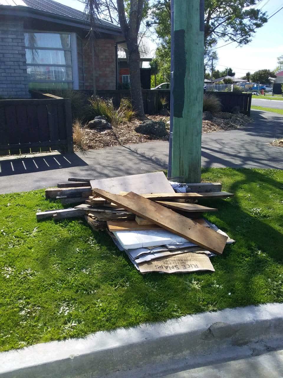 The photograph attached to this dumped rubbish report