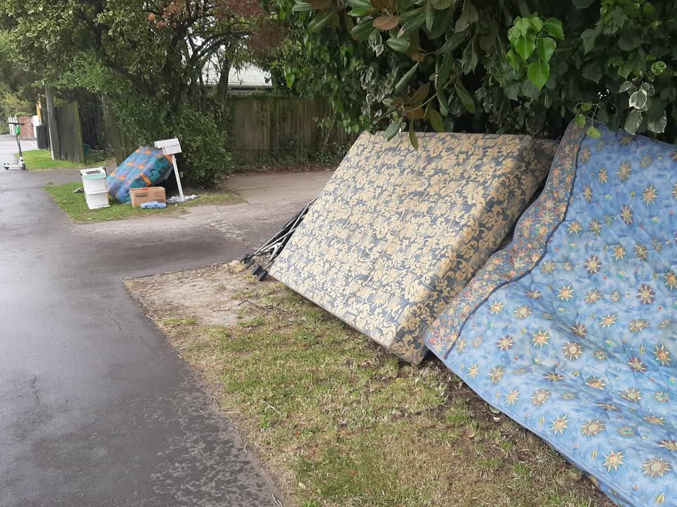 The photograph attached to this dumped rubbish report