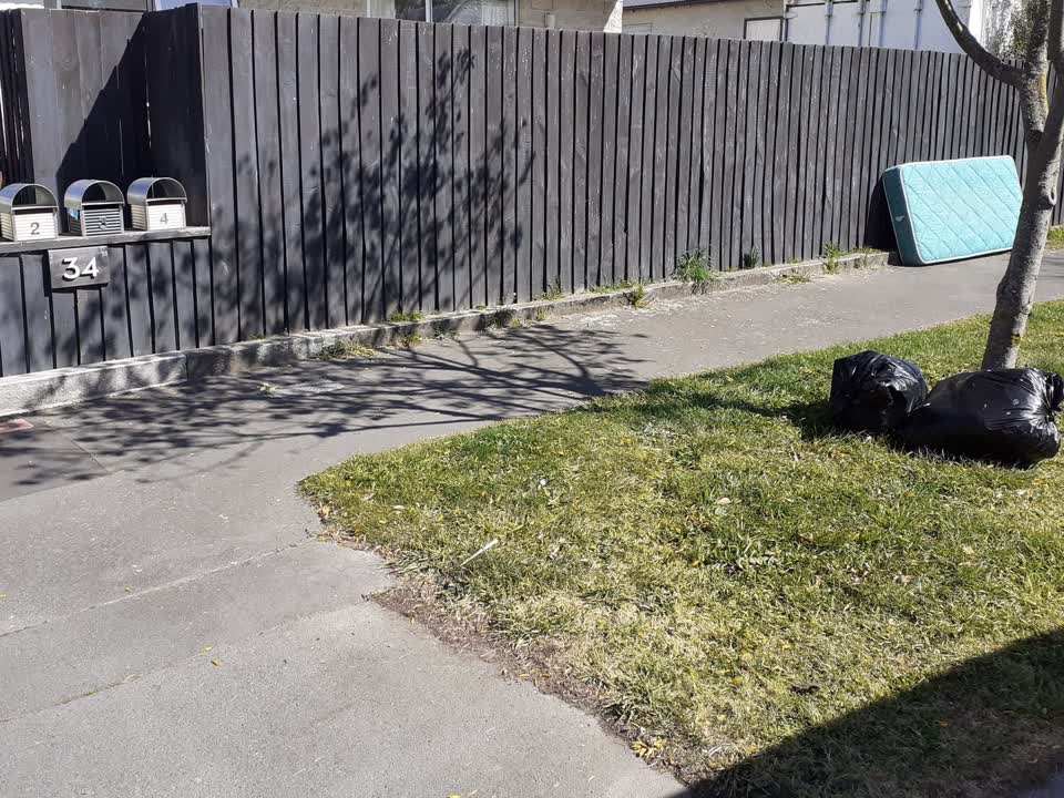 The photograph attached to this dumped rubbish report