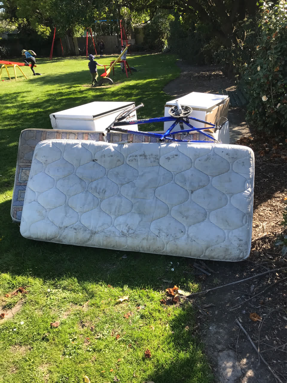 The photograph attached to this dumped rubbish report