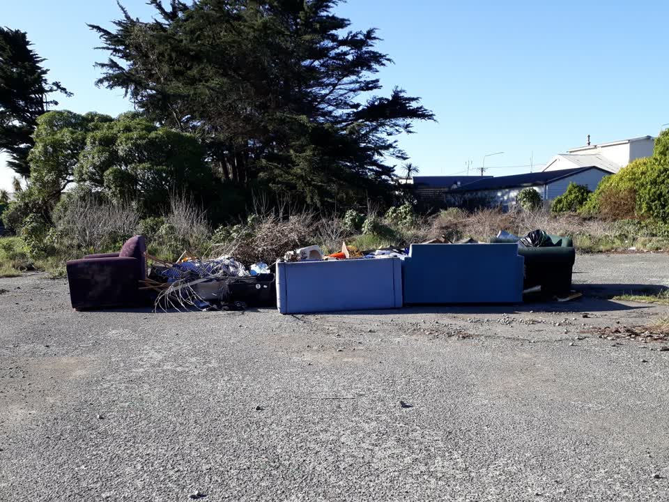 The photograph attached to this dumped rubbish report