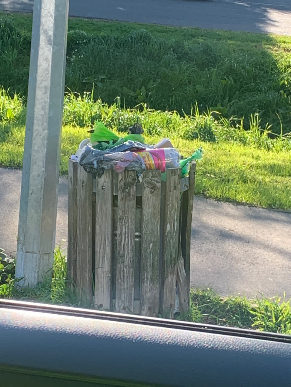 The photograph attached to this rubbish and bins - general report