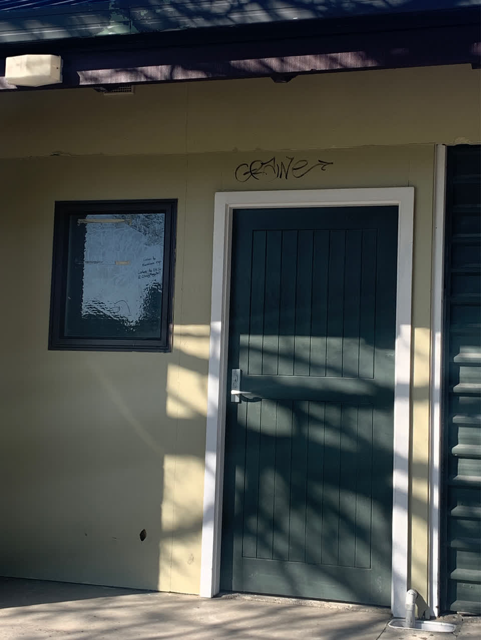 The photograph attached to this graffiti - public property report