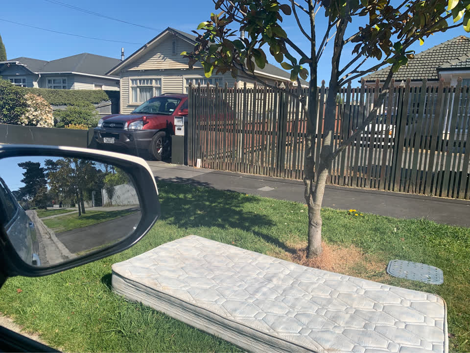 The photograph attached to this dumped rubbish report