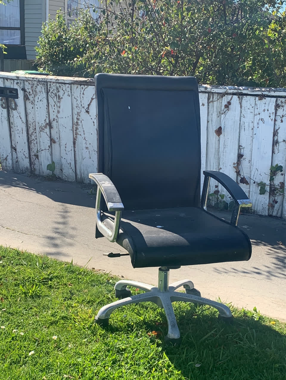The photograph attached to this dumped rubbish report