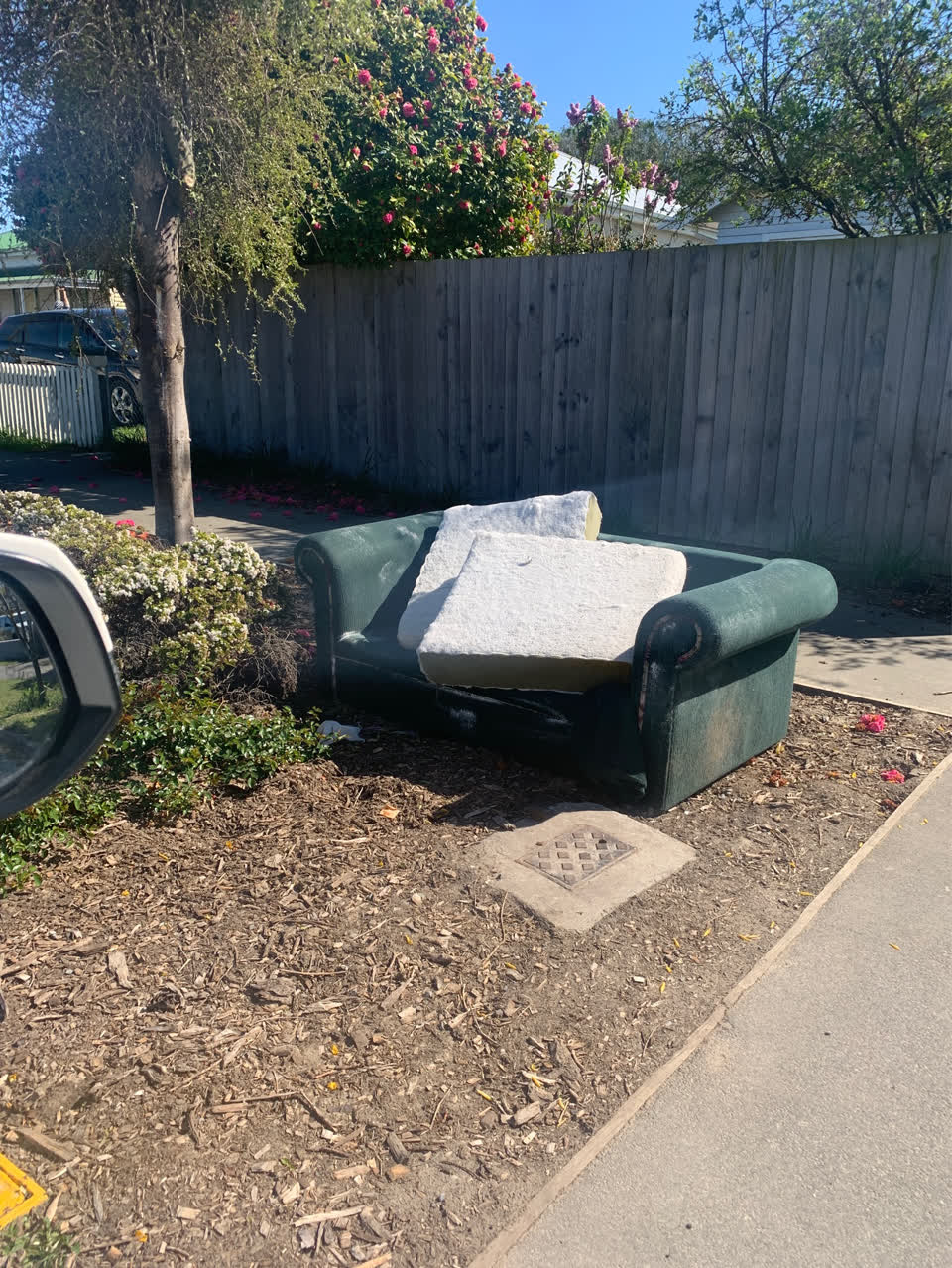 The photograph attached to this dumped rubbish report