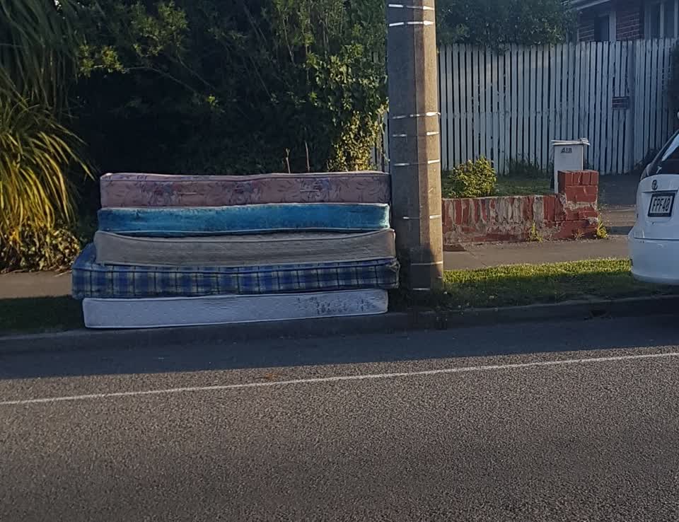 The photograph attached to this dumped rubbish report