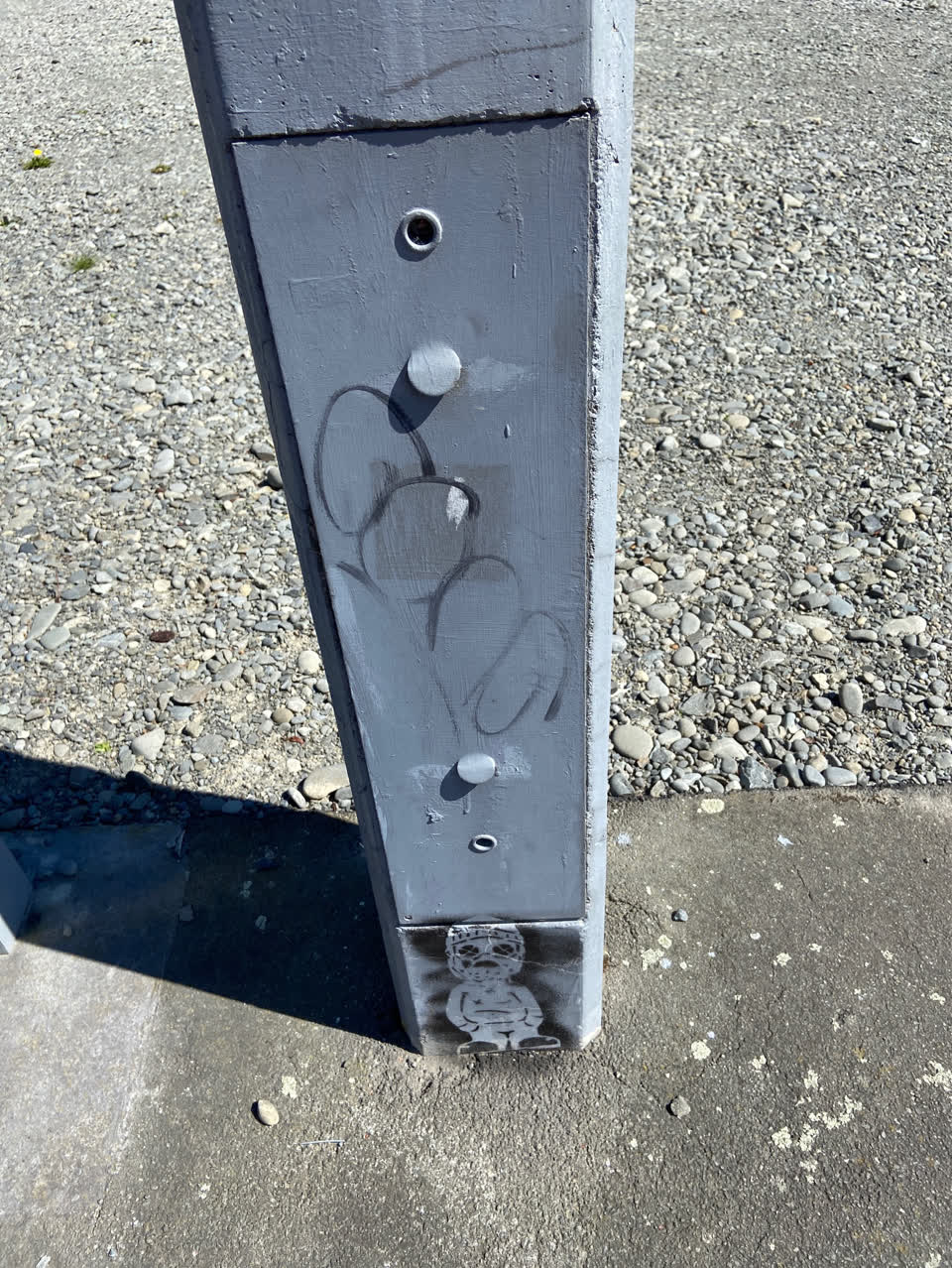 The photograph attached to this graffiti - concrete street light pole report