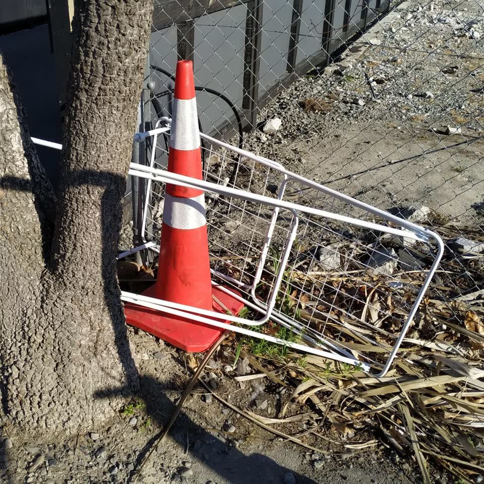 The photograph attached to this dumped rubbish report