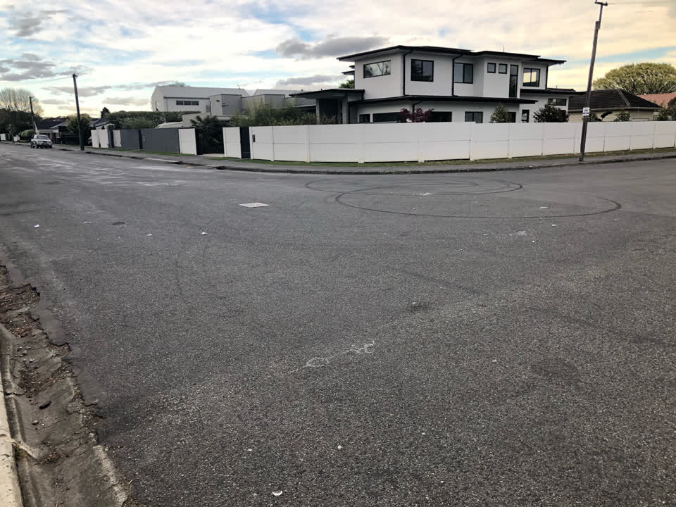 The photograph attached to this litter report