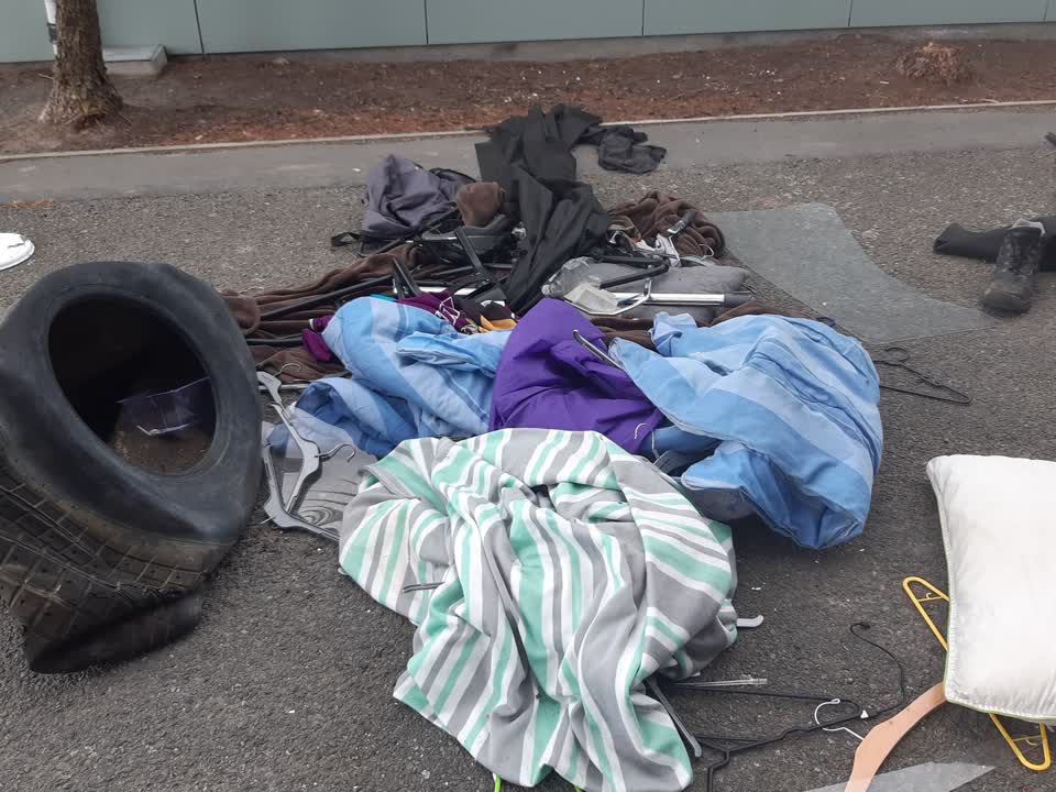 The photograph attached to this litter report