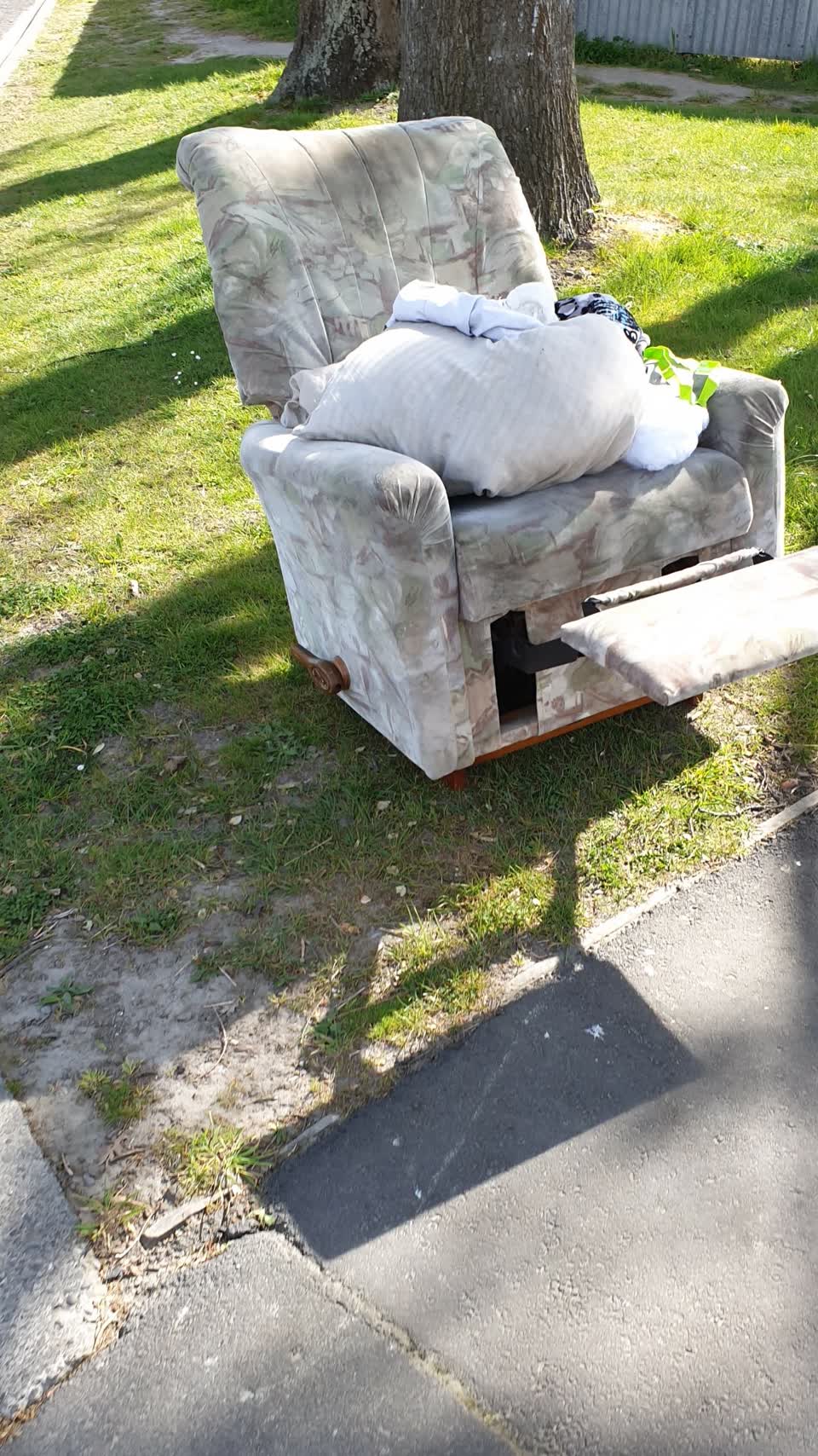 The photograph attached to this dumped rubbish report