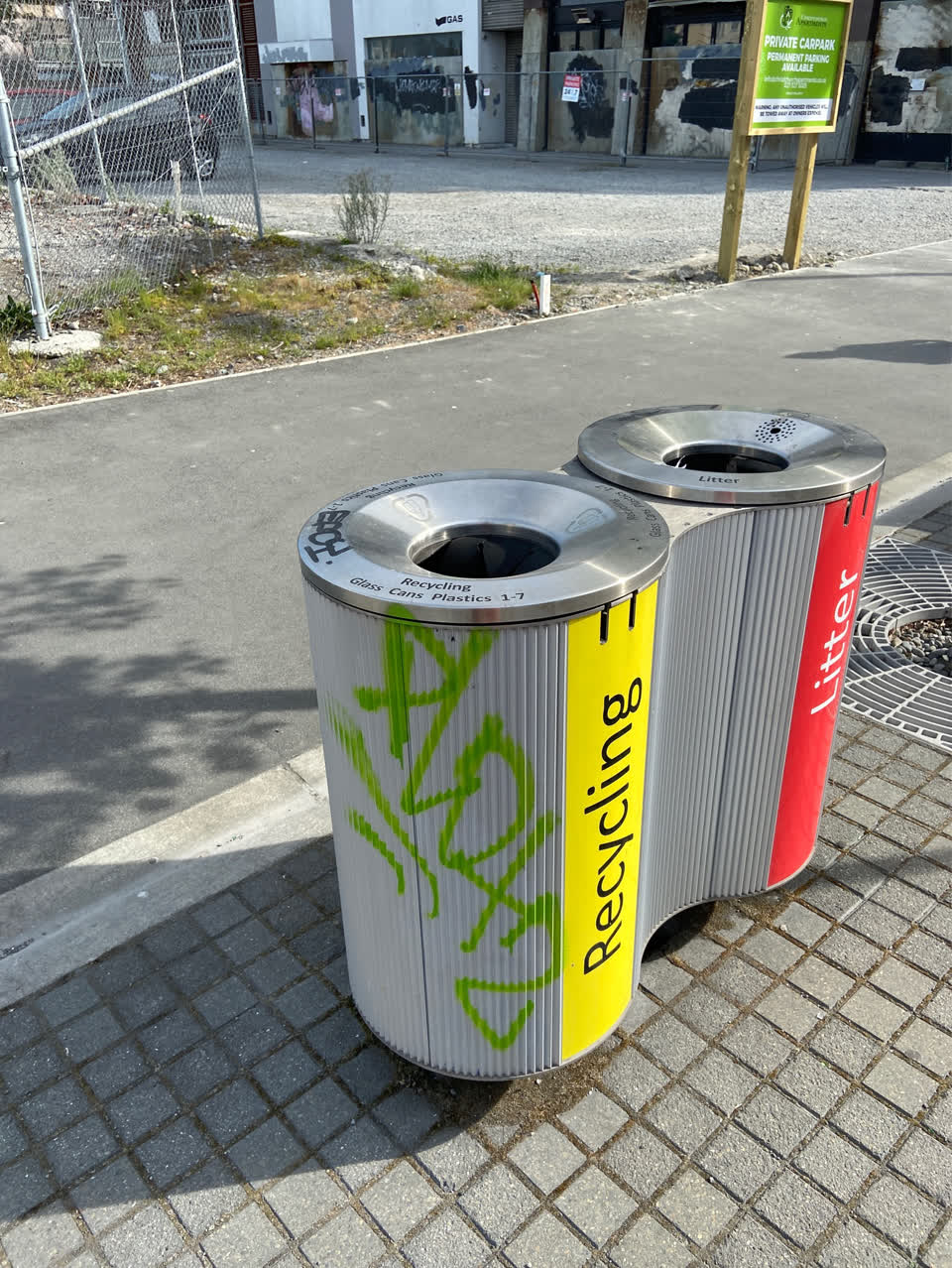 The photograph attached to this graffiti - public property report