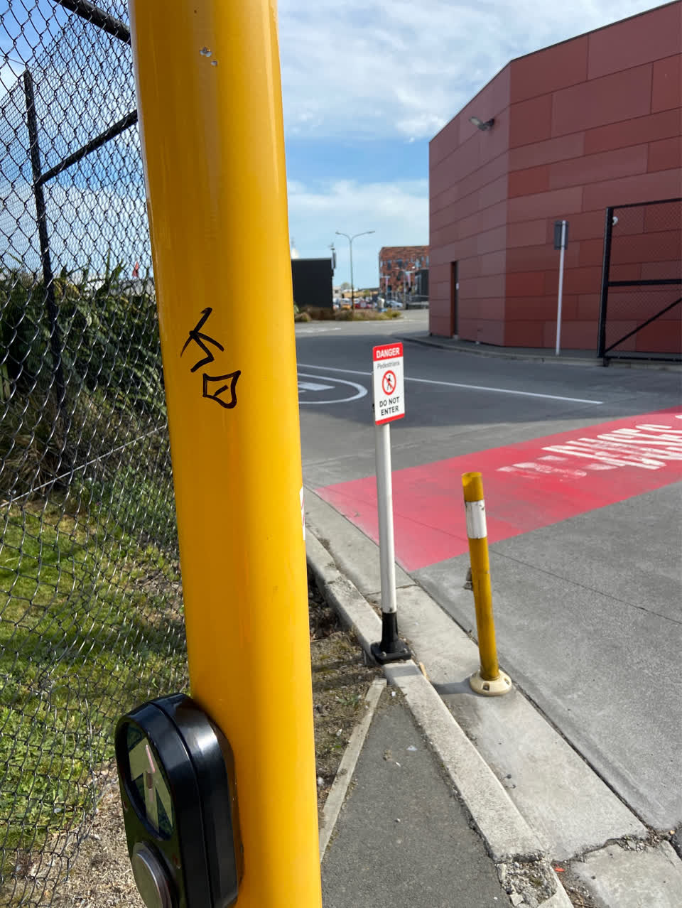 The photograph attached to this graffiti - public property report