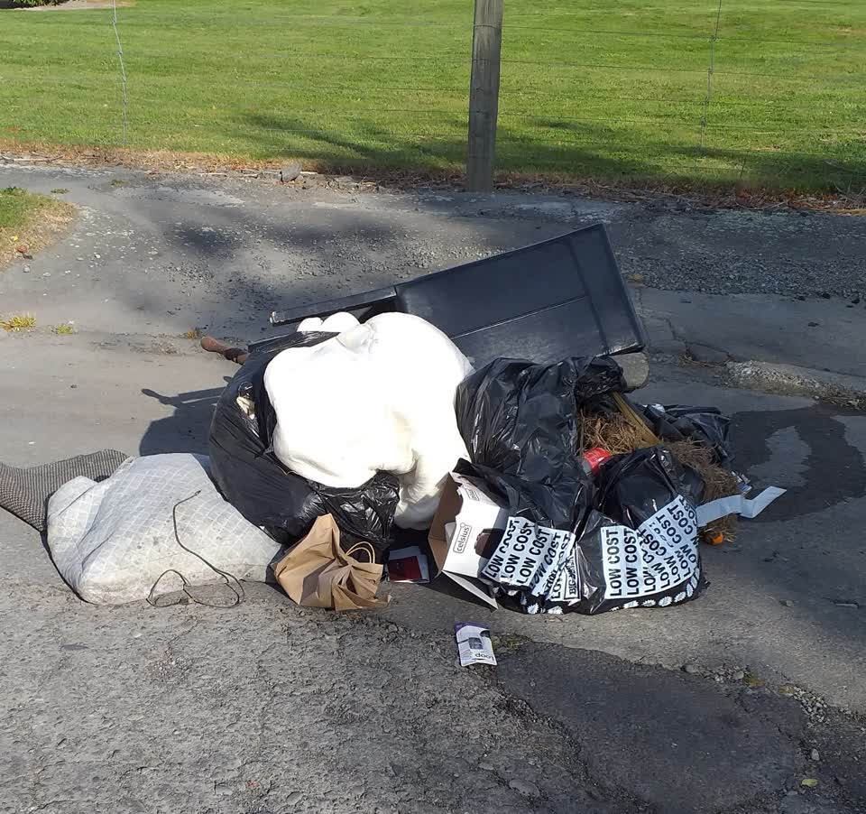 The photograph attached to this dumped rubbish report