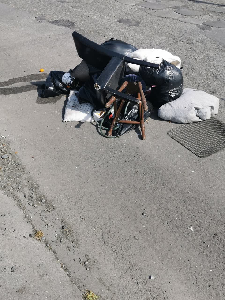 The photograph attached to this dumped rubbish report