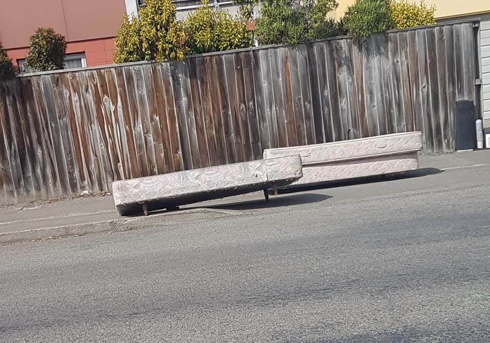 The photograph attached to this dumped rubbish report
