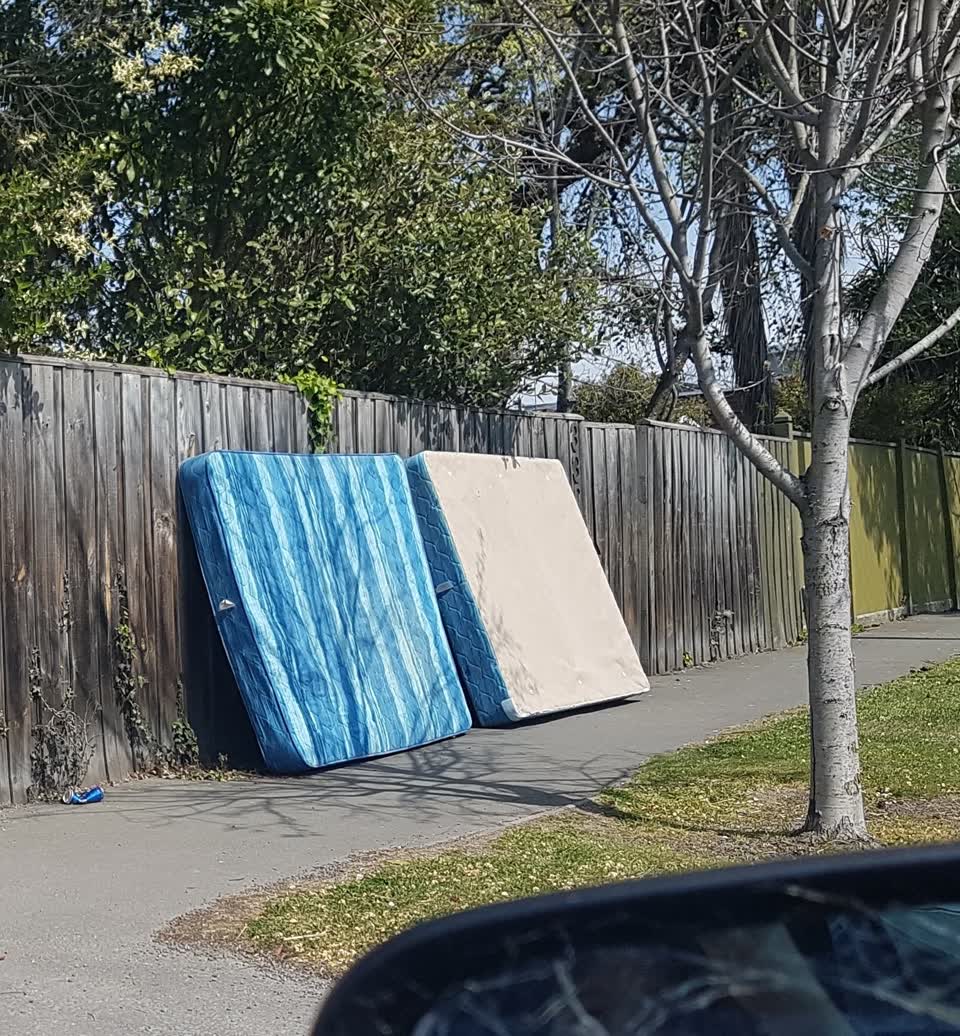 The photograph attached to this dumped rubbish report