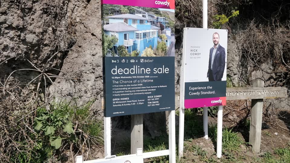 The photograph attached to this graffiti - signage report