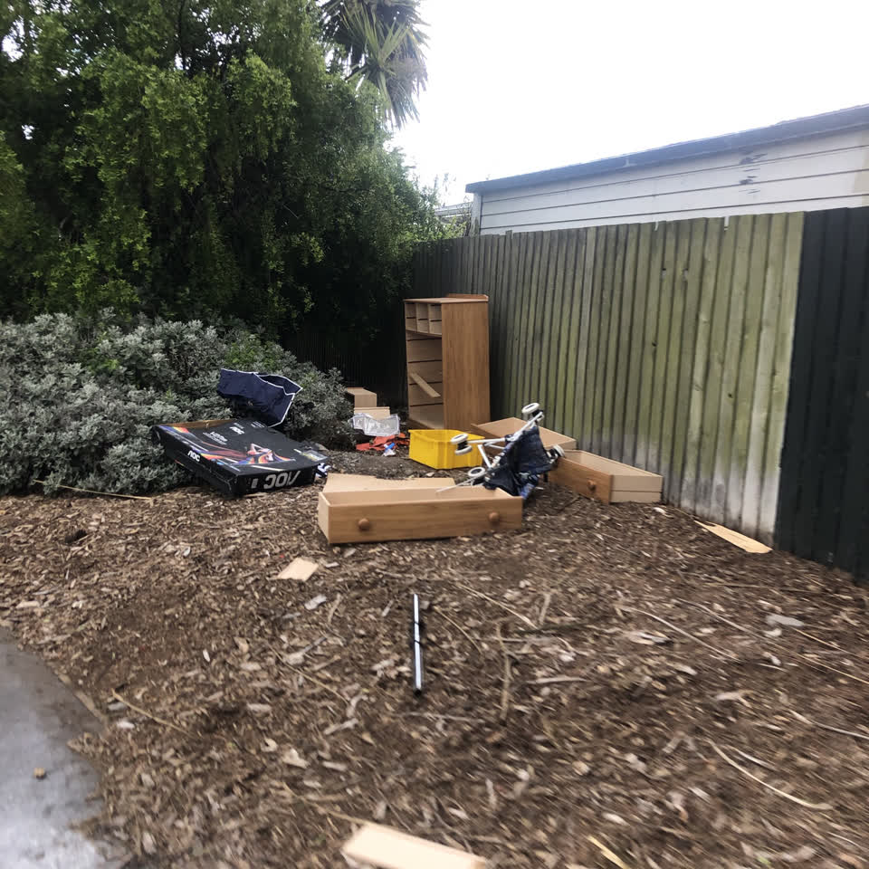 The photograph attached to this dumped rubbish report