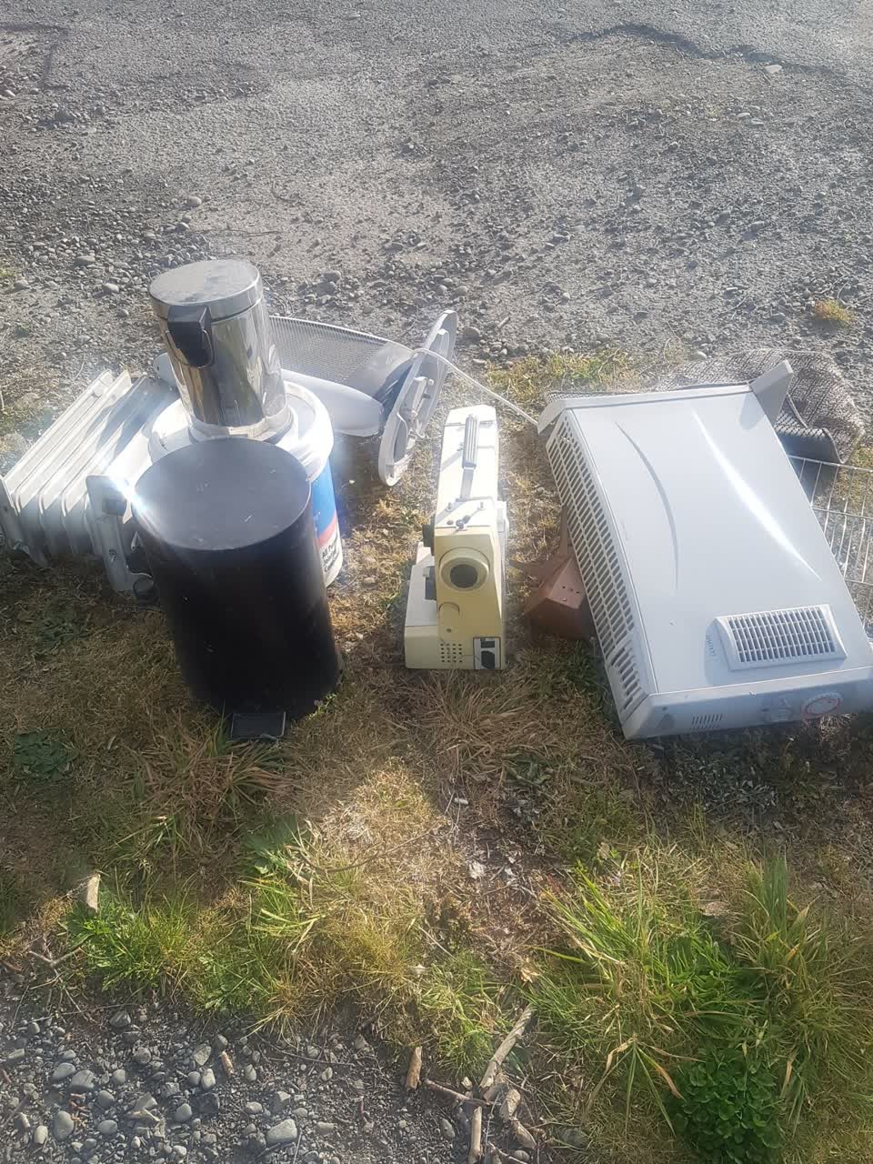 The photograph attached to this litter report
