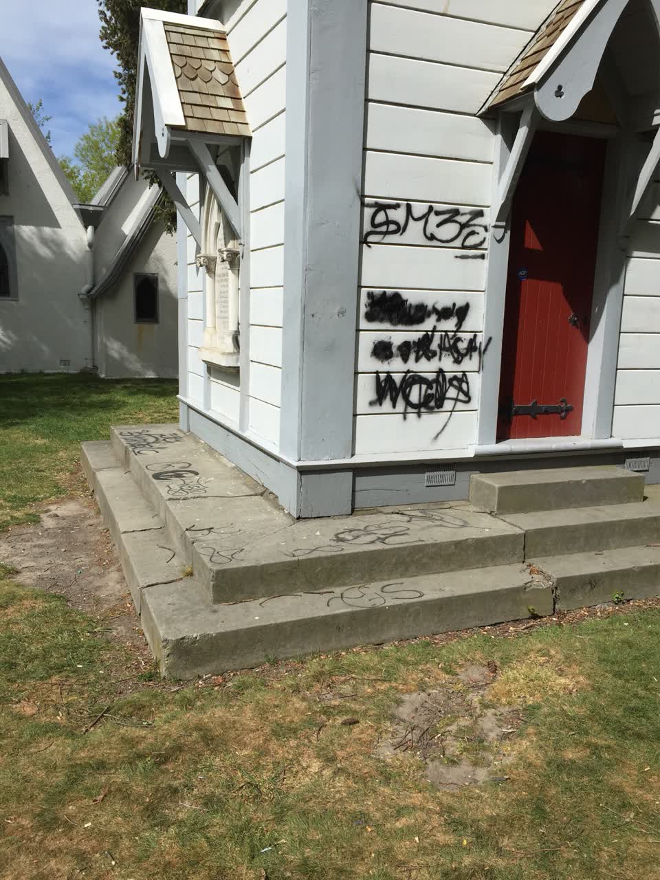The photograph attached to this graffiti - public property report