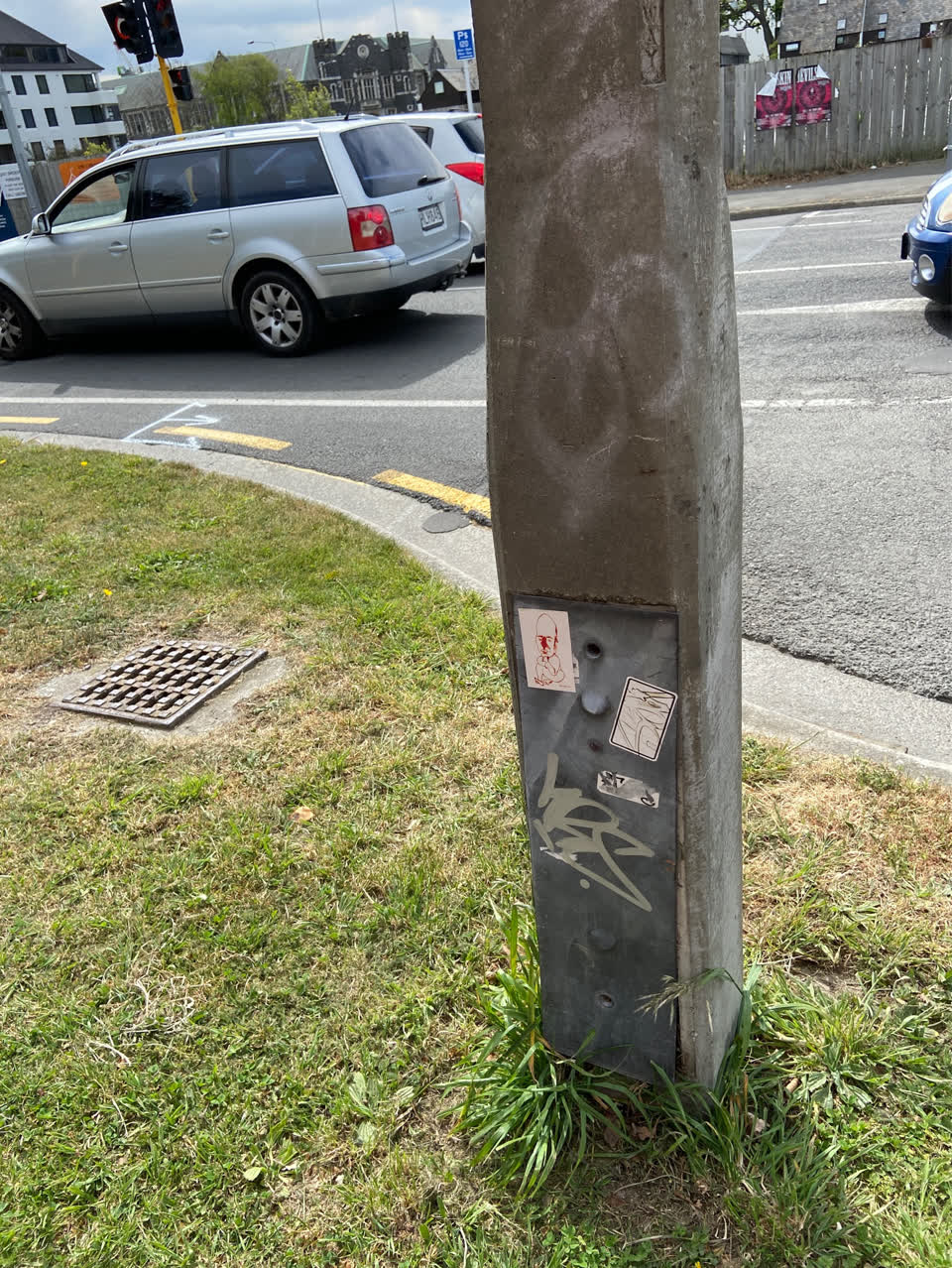 The photograph attached to this graffiti - concrete street light pole report