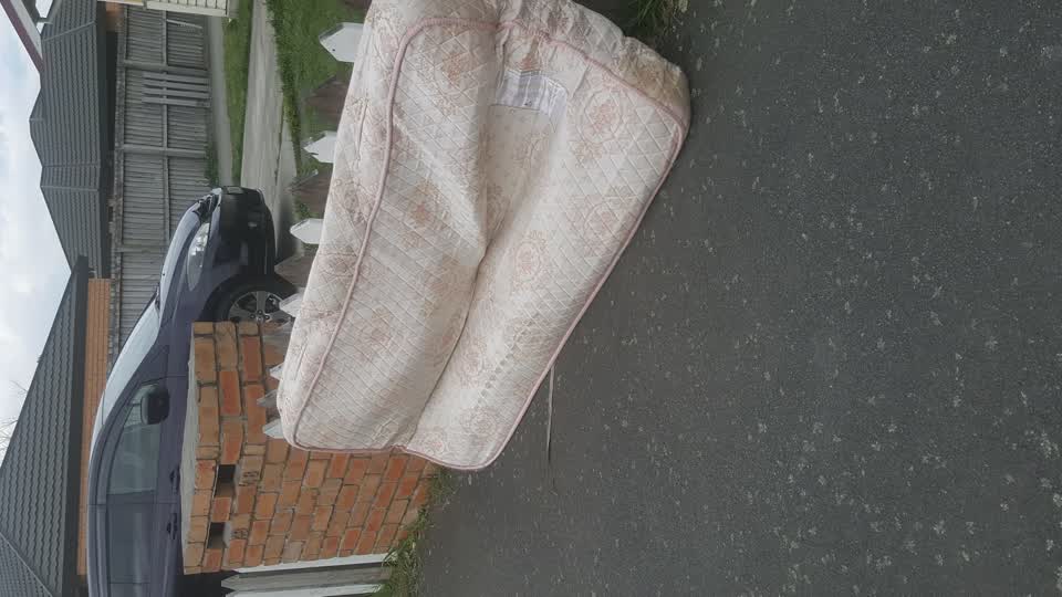 The photograph attached to this dumped rubbish report