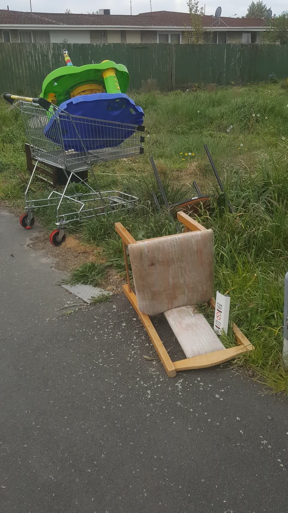 The photograph attached to this dumped rubbish report