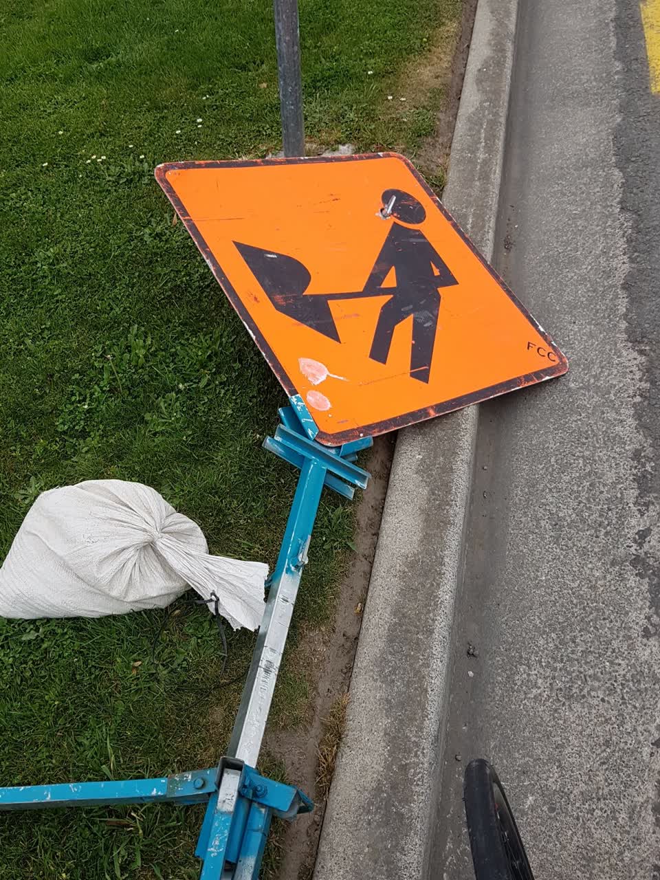 The photograph attached to this road signage report