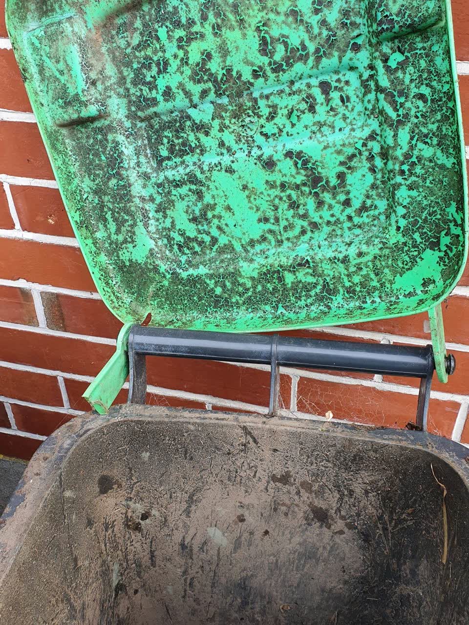 The photograph attached to this rubbish and bins - general report