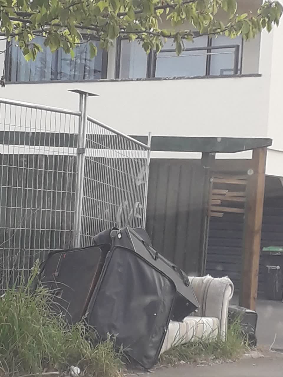 The photograph attached to this dumped rubbish report