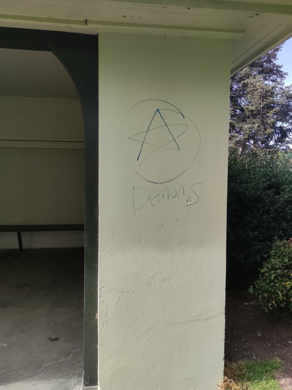 The photograph attached to this vandalism - general report