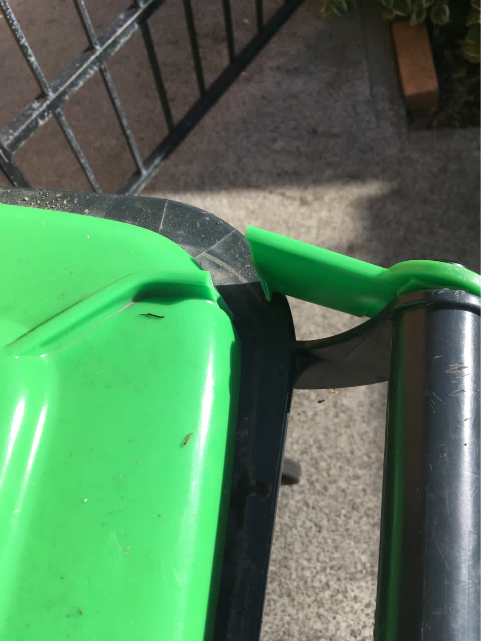 The photograph attached to this rubbish and bins - general report