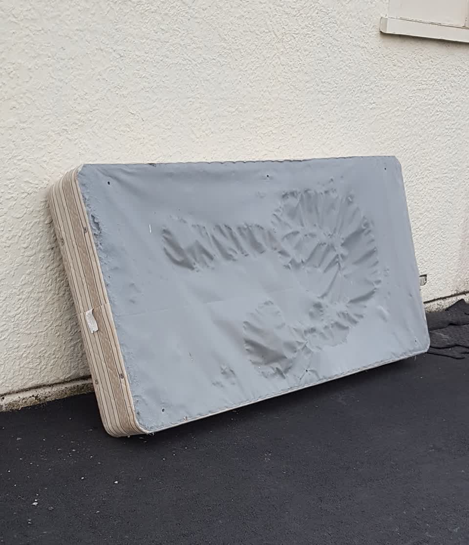 The photograph attached to this dumped rubbish report