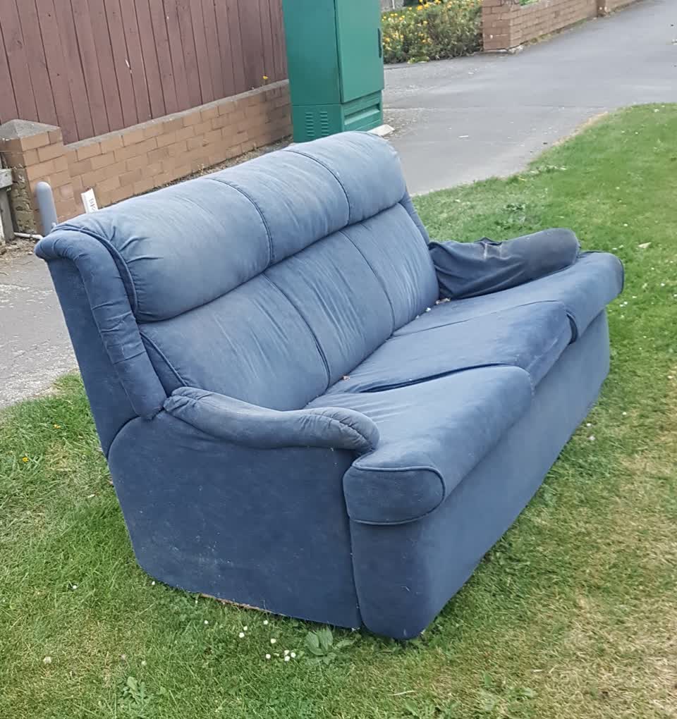 The photograph attached to this dumped rubbish report