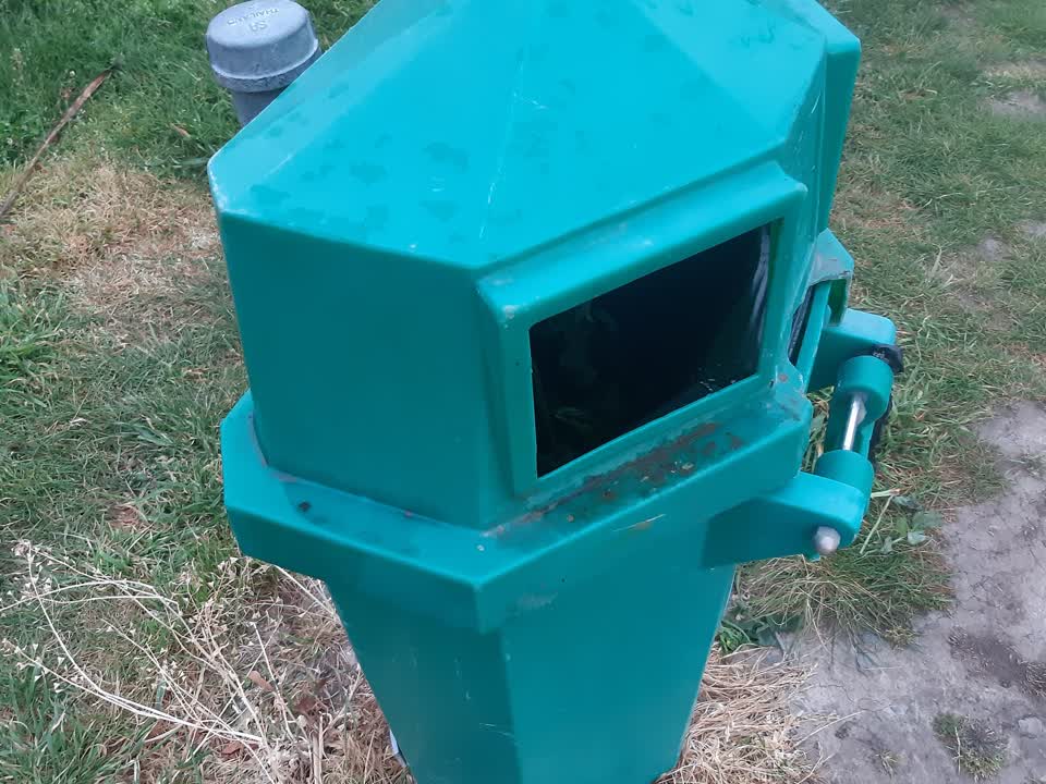 The photograph attached to this rubbish and bins - general report