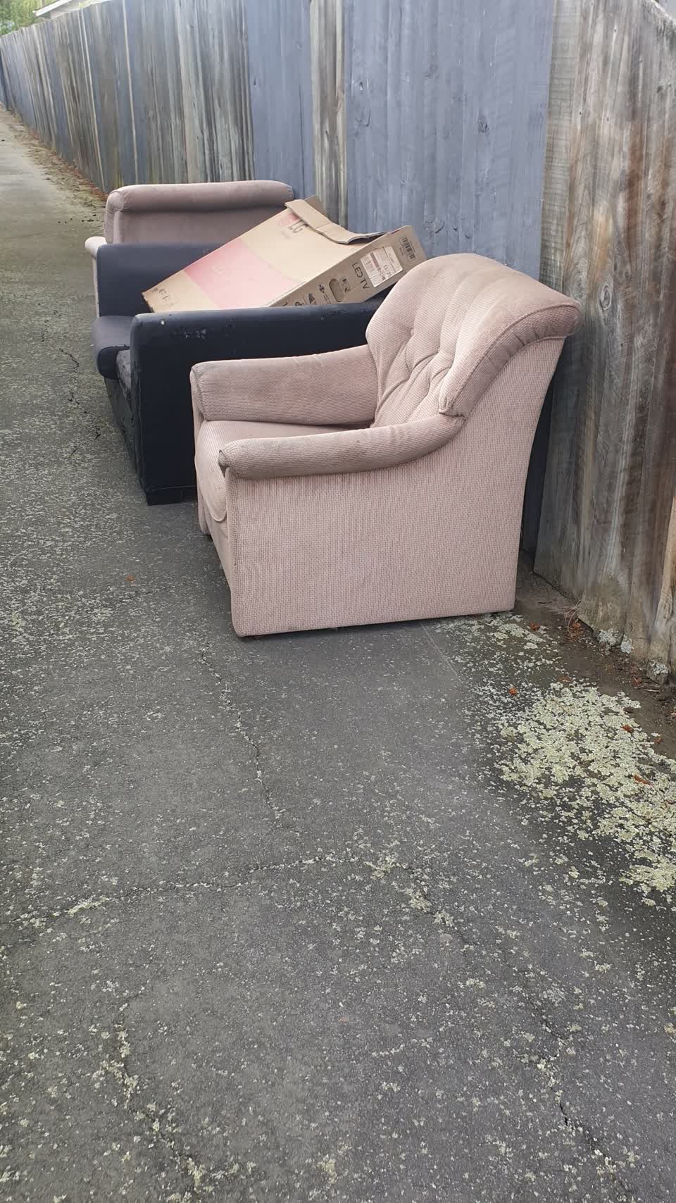 The photograph attached to this dumped rubbish report
