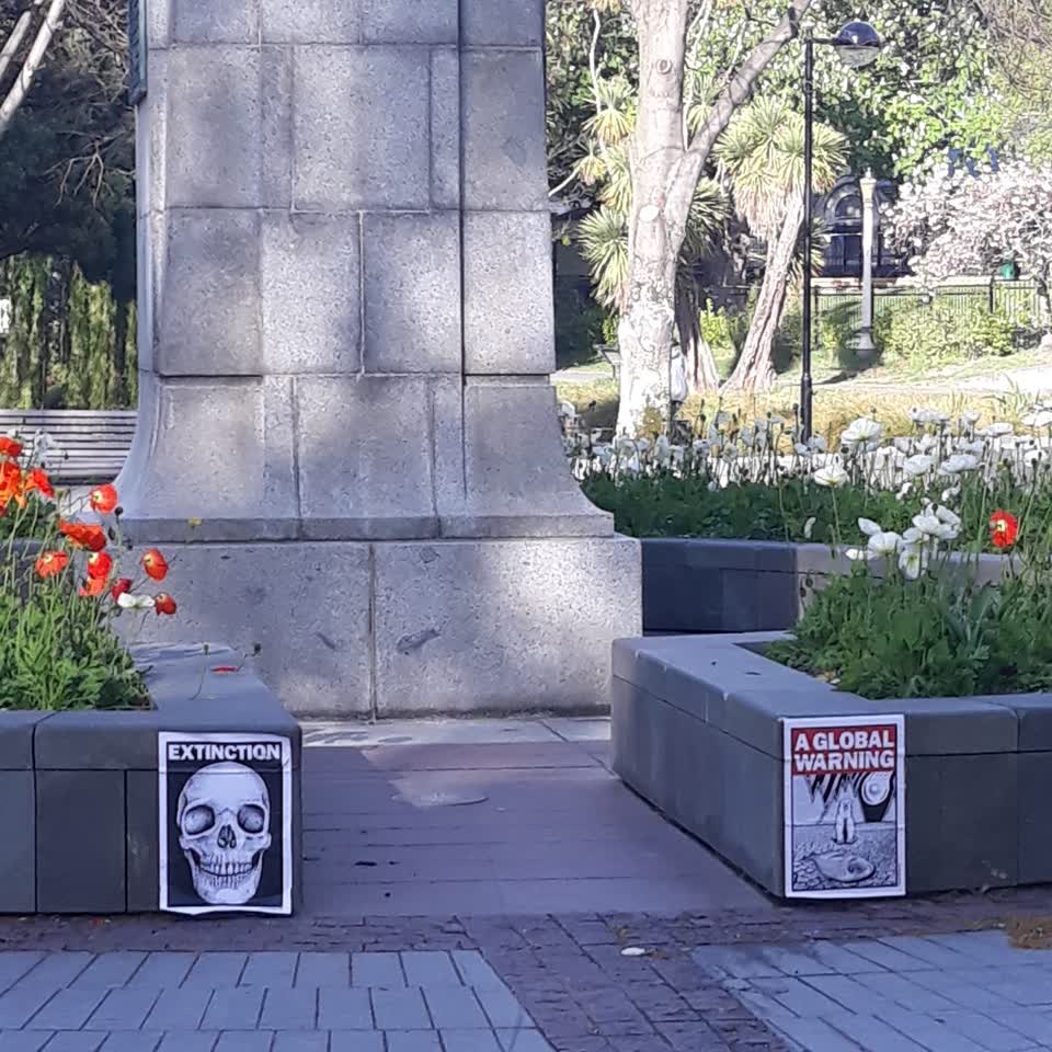 The photograph attached to this graffiti - public property report