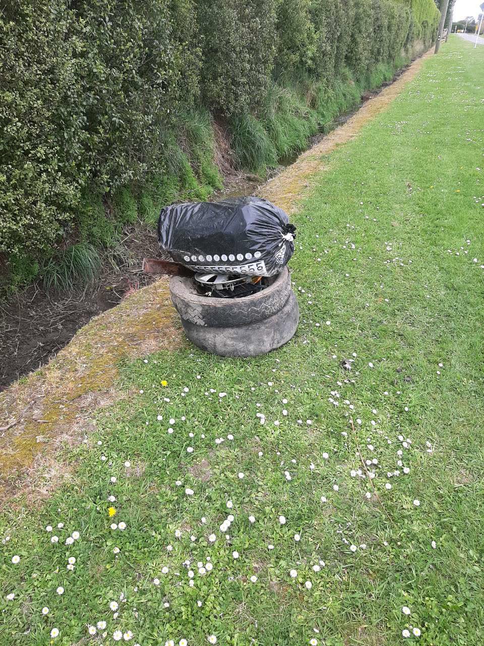 The photograph attached to this dumped rubbish report
