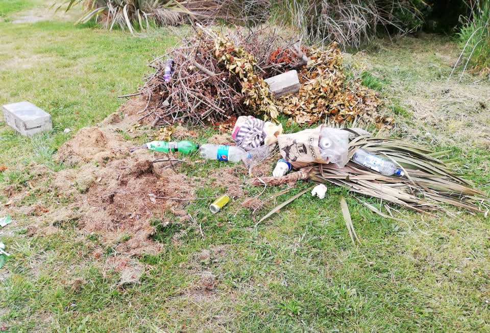 The photograph attached to this litter report