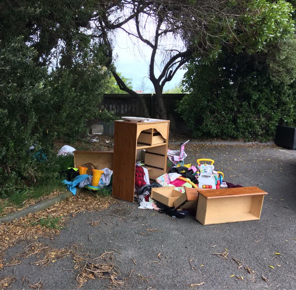 The photograph attached to this dumped rubbish report