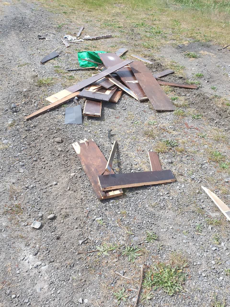 The photograph attached to this dumped rubbish report