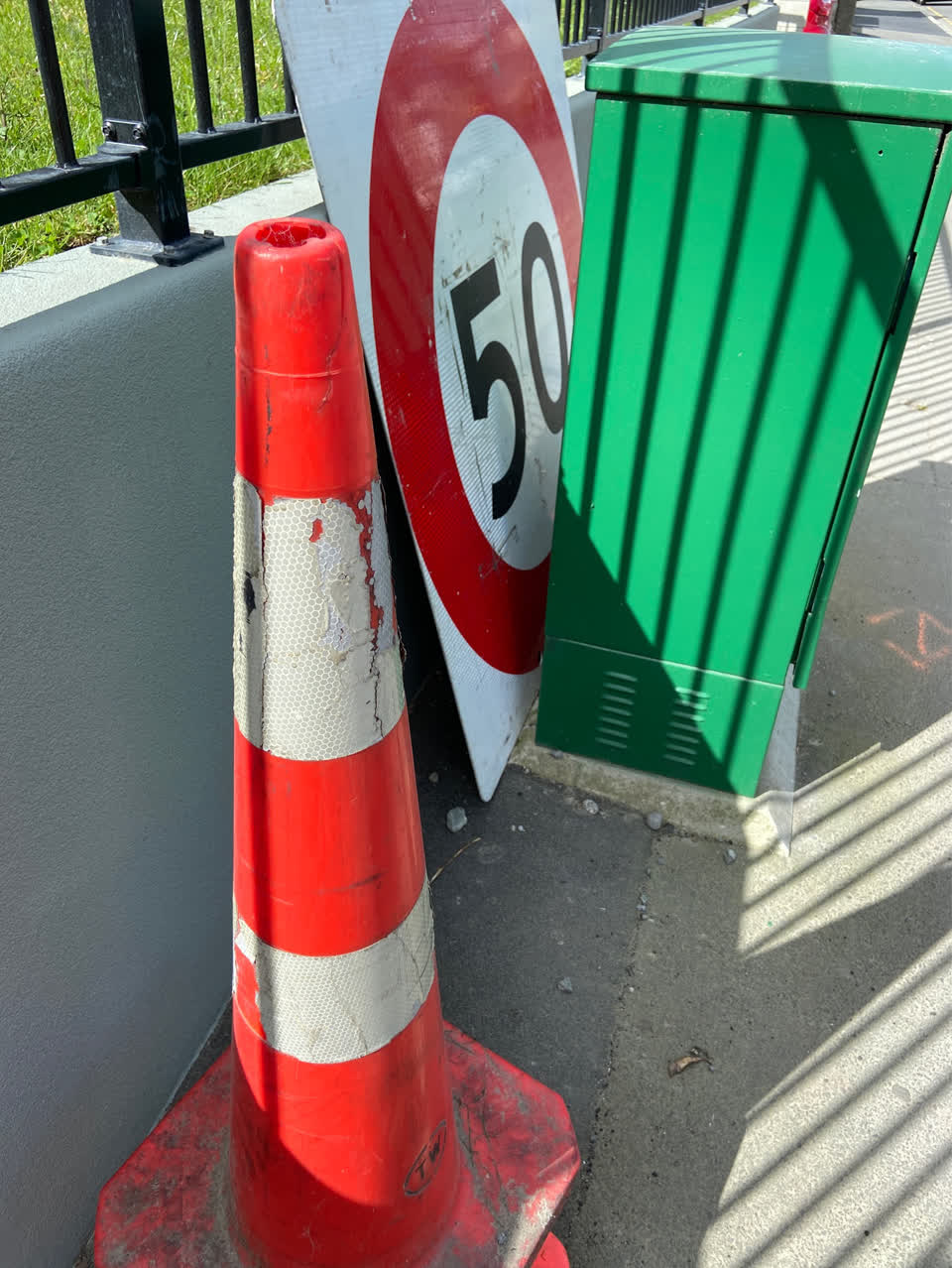 The photograph attached to this road signage report