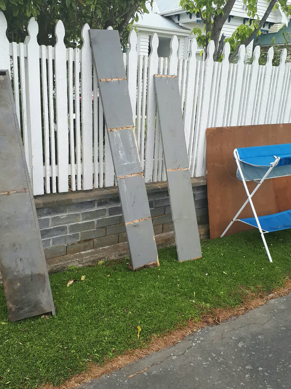 The photograph attached to this dumped rubbish report