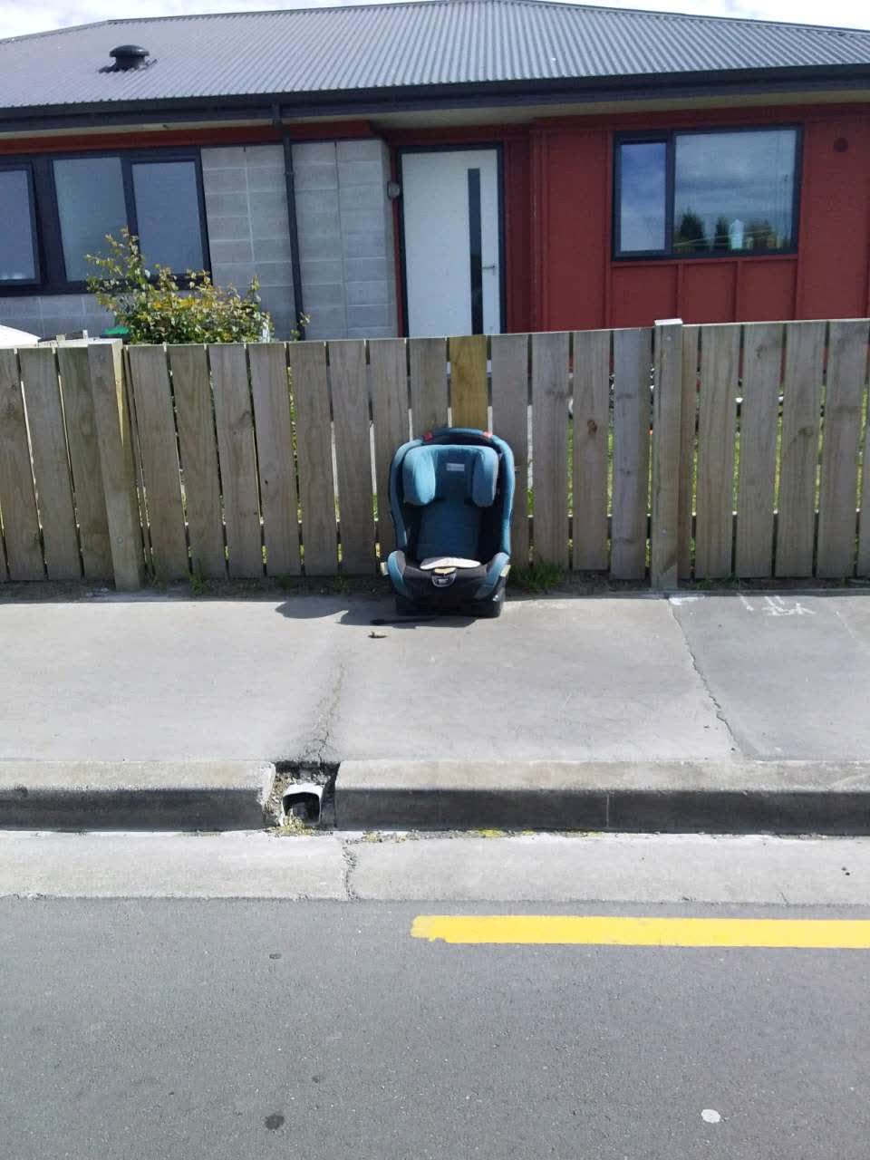 The photograph attached to this dumped rubbish report