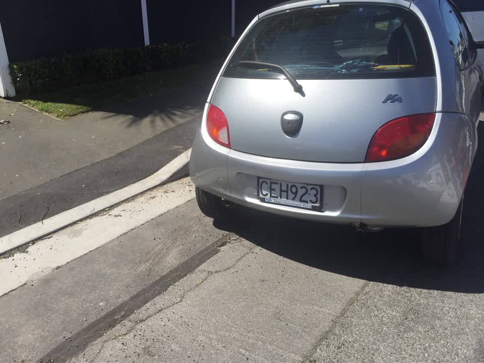 The photograph attached to this hazard, vehicle report